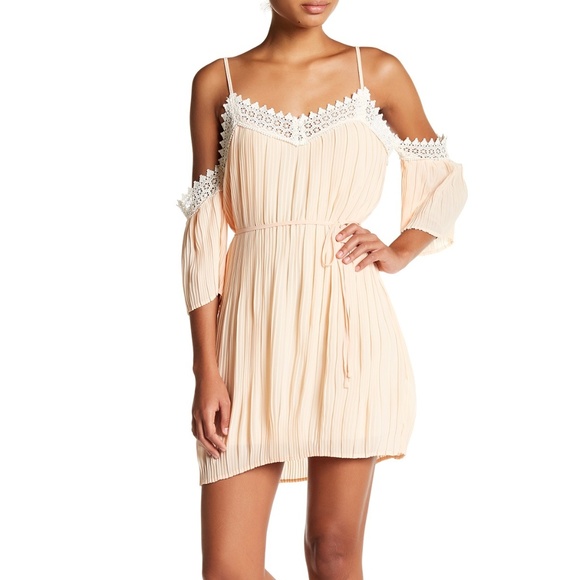 Romeo & Juliet Couture Dresses & Skirts - ❤️Host Pick❤️New!Romeo & Juliet Couture Cold Shoulder Dress